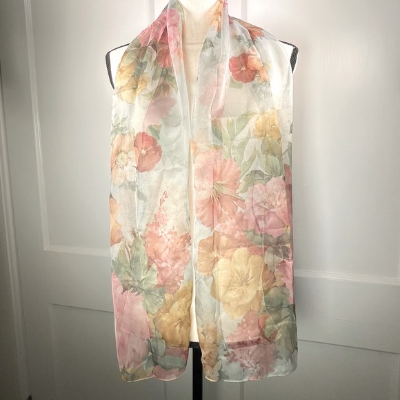 Floral lightweight scarf - Picture 4 of 8